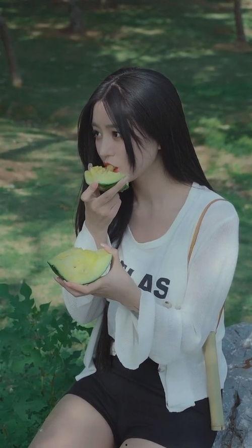 热门美女吃瓜,热门美女的吃瓜瞬间，揭秘娱乐圈幕后故事