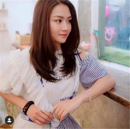 明星网红官宣照片,甜蜜瞬间引网友热议